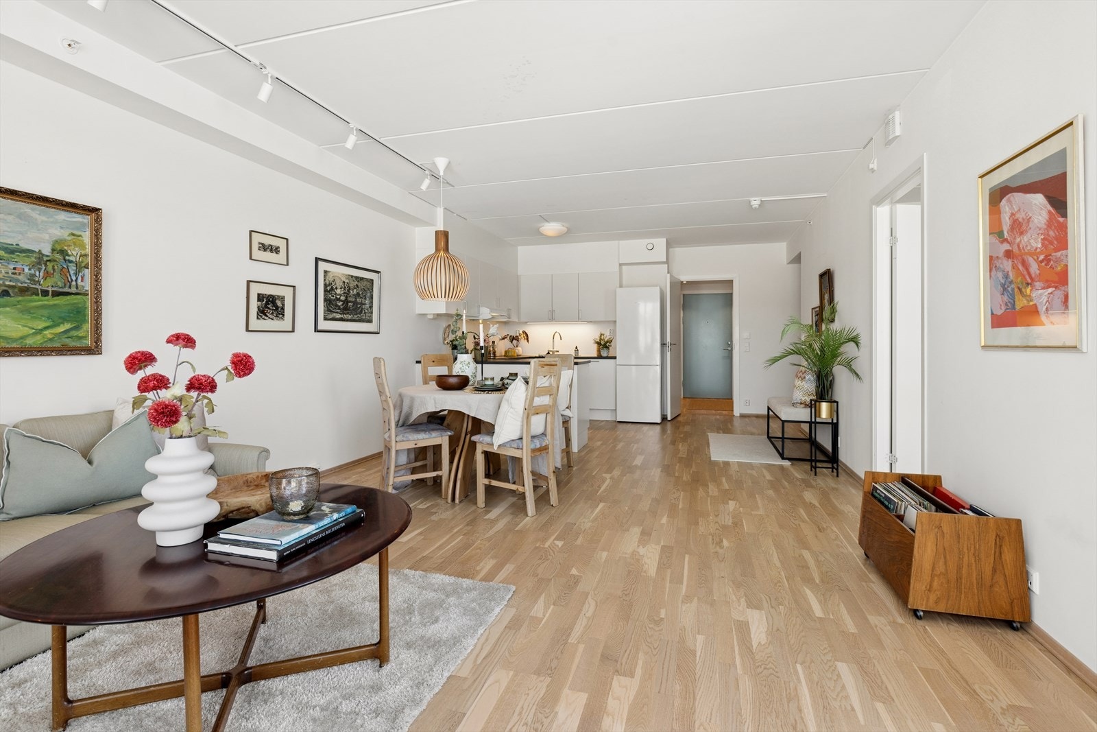 Her er det god plass til både spisestue og sofagruppe - perfekt for hyggelige middager og avslappende kvelder. Galleribilde