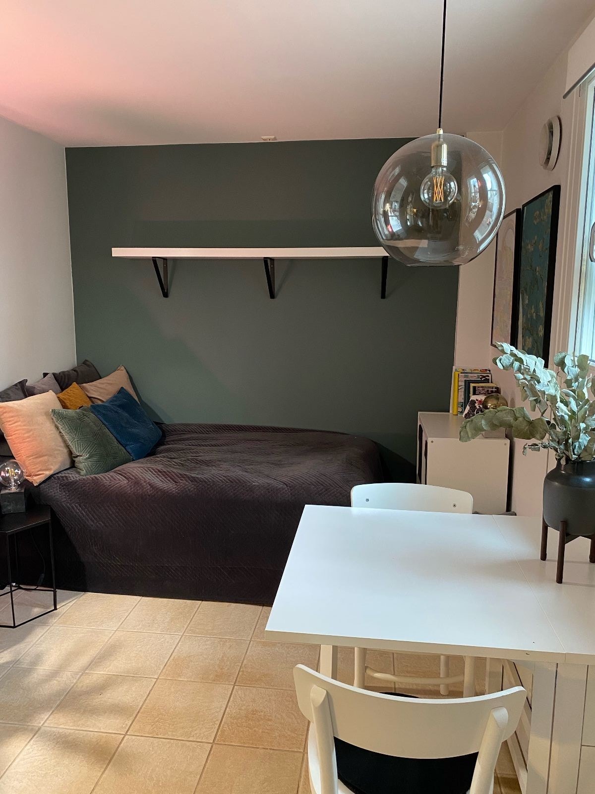 Stue med plass til dobbeltseng og spiseplass Galleribilde