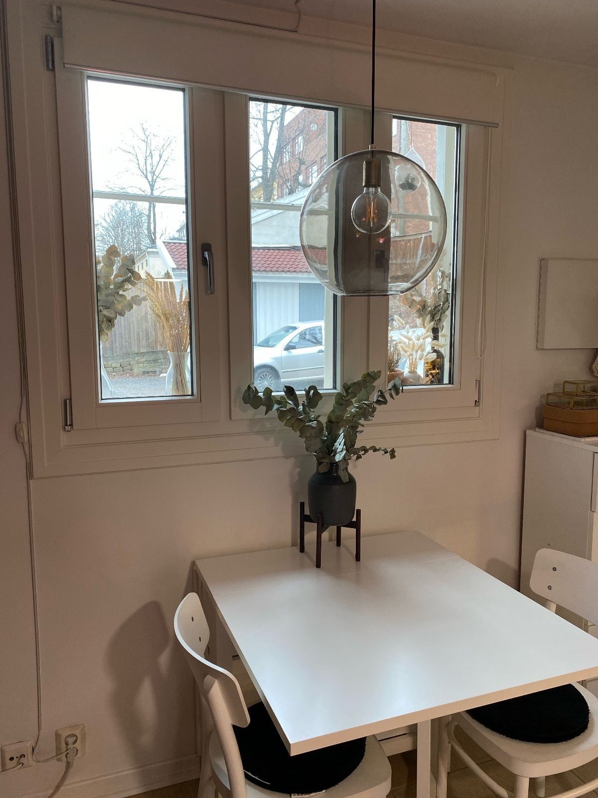 Vindu ut mot bakgård Galleribilde