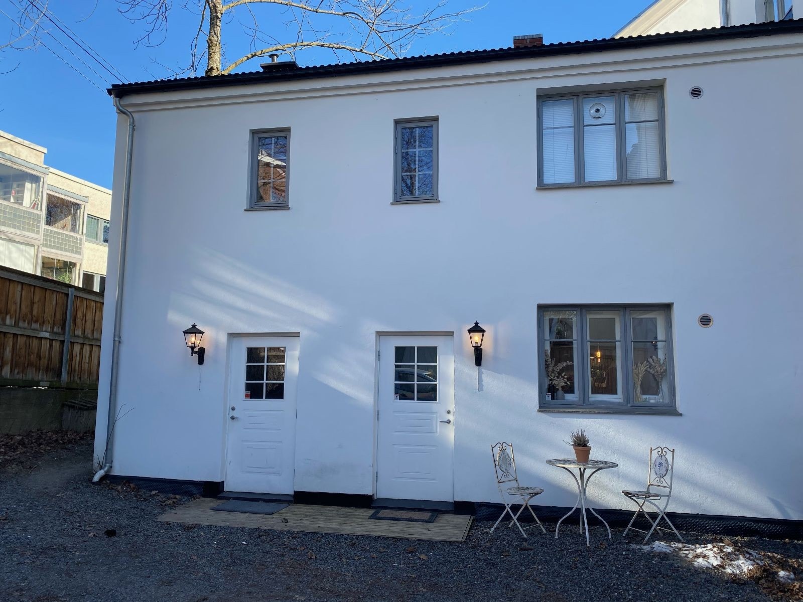 Hyggelig fasade. Inngang til leiligheten fra dør til høyre. Galleribilde