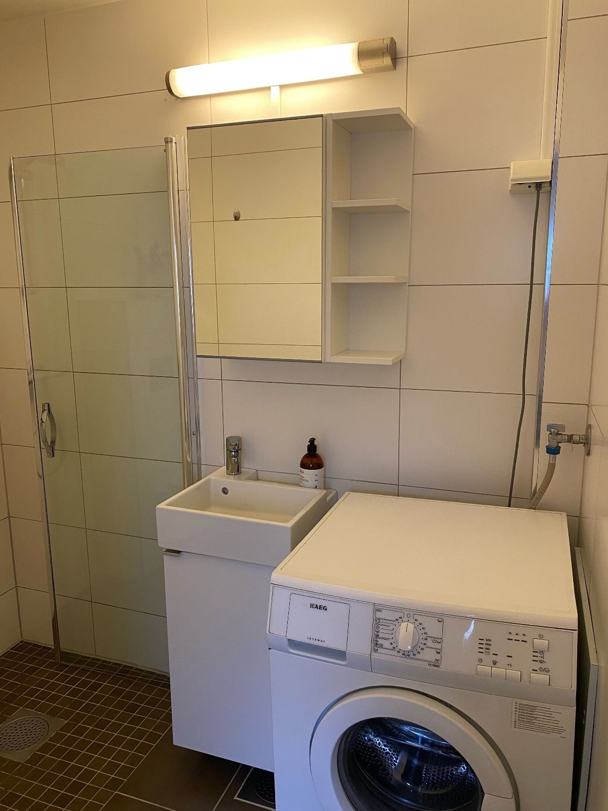 Lyst og fint bad med vaskemaskin Galleribilde