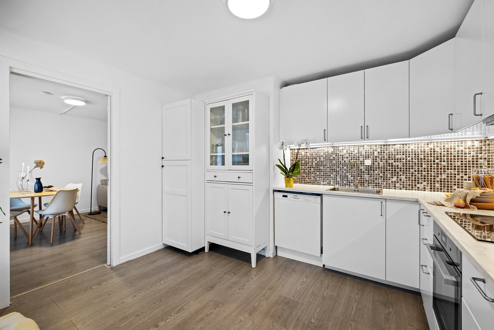 Stilrent kjøkken fra 2022 med god skap- og benkeplass for matlaging. Galleribilde