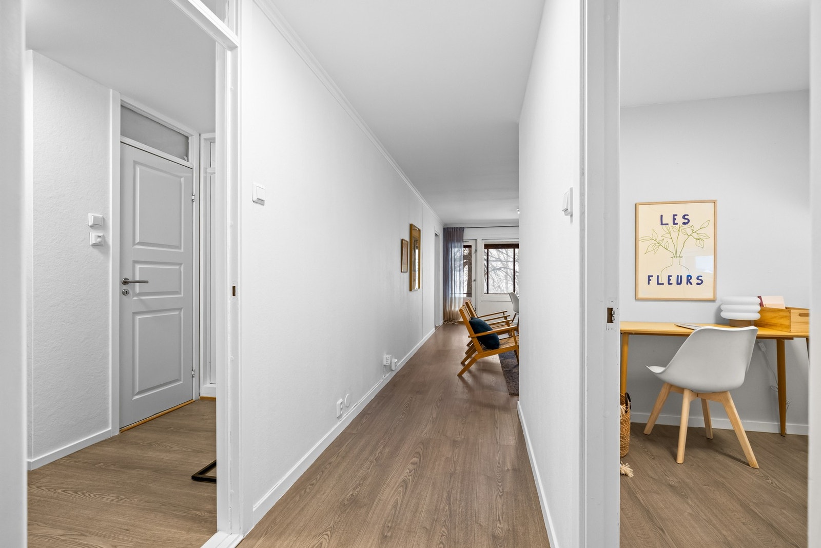 Praktisk gang med god flyt mellom rommene i boligen. Galleribilde