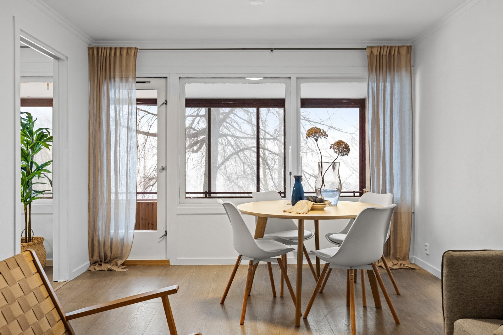 Spiseplassen ligger lyst og hyggelig til ved vinduene med direkte utgang til balkongen. Galleribilde