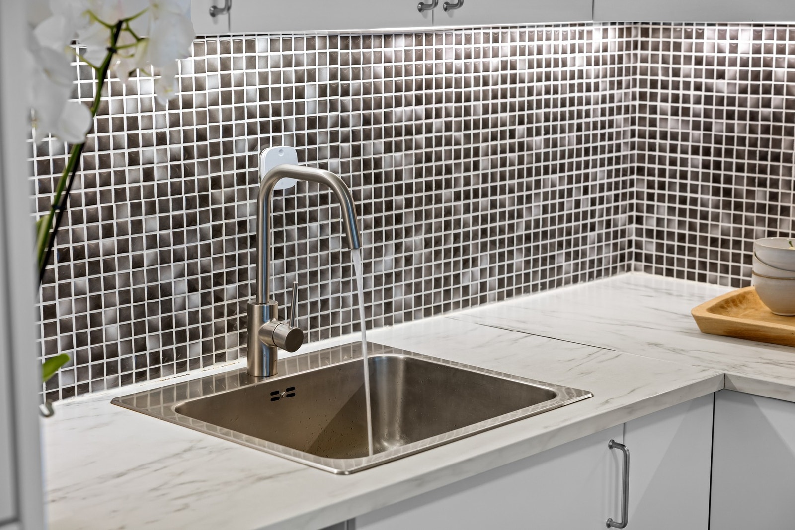 Benkeskapsbelysning og stikkontakter over
kjøkkenbenk Galleribilde