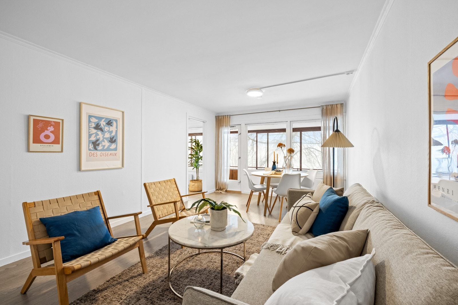 Stuen fremstår luftig og sosial med naturlige soner for både avslapning og måltider. Galleribilde