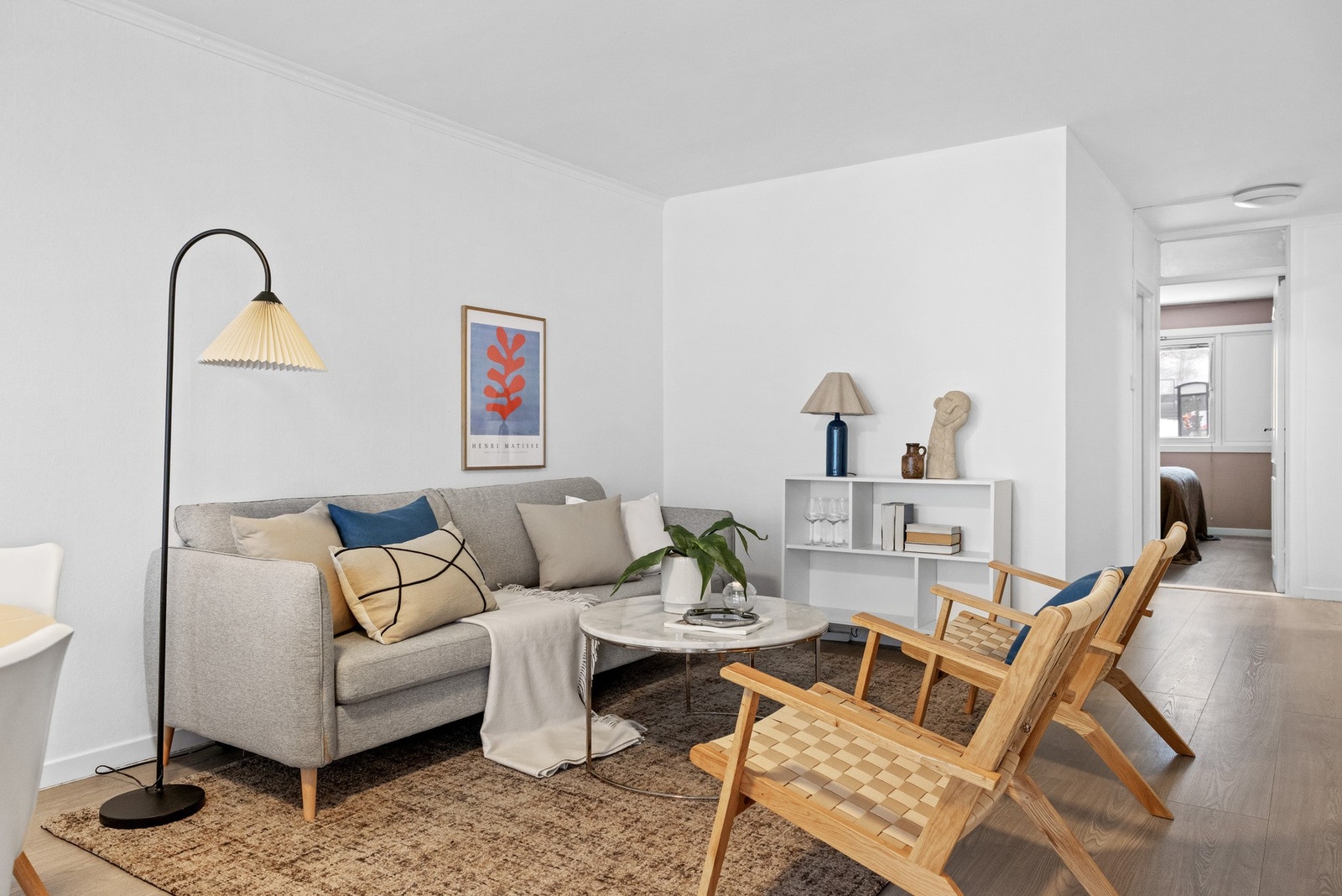 Her er det god plass til en større sofaløsning. Galleribilde