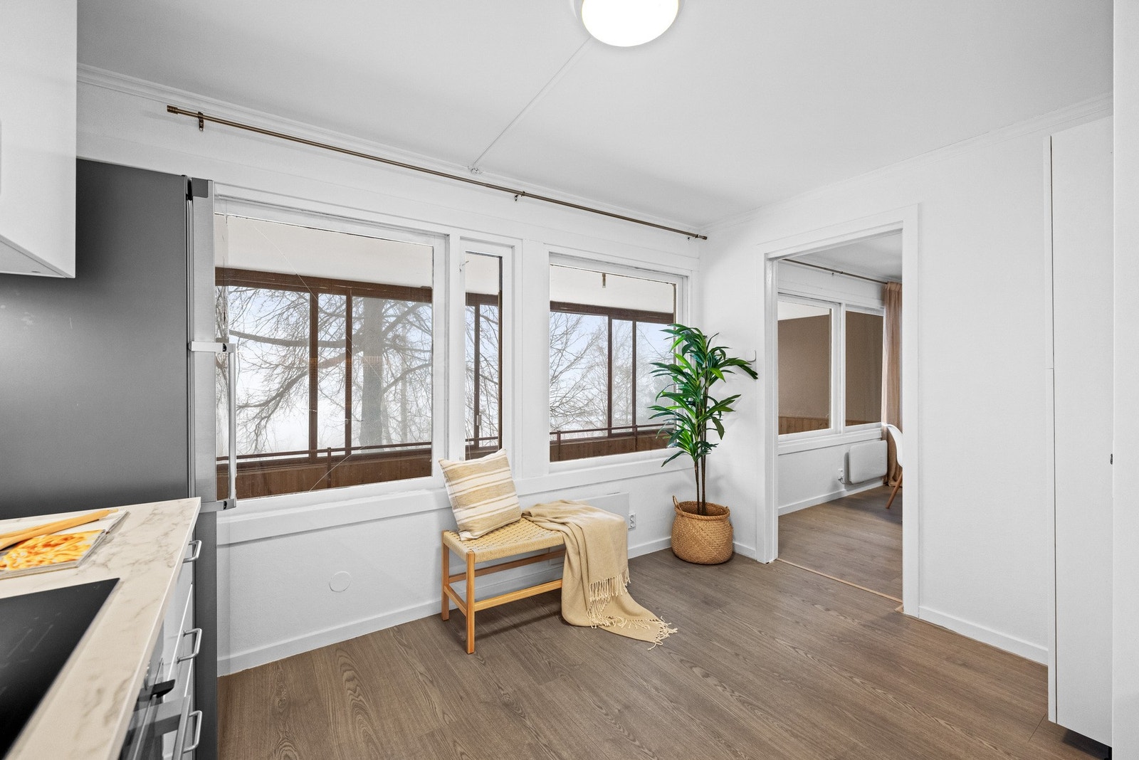 Store vindusflater gir kjøkkenet rikelig med naturlig lys. Galleribilde