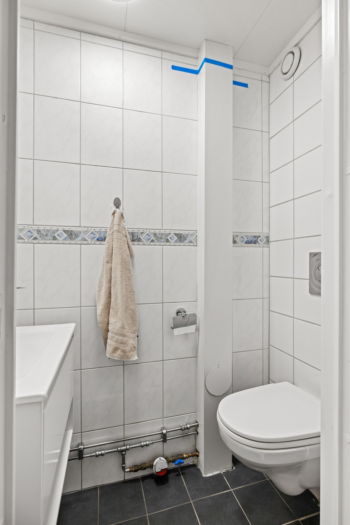 Leiligheten har separat toalettrom med gulvvarme og vegghengt servantinnredning. Galleribilde