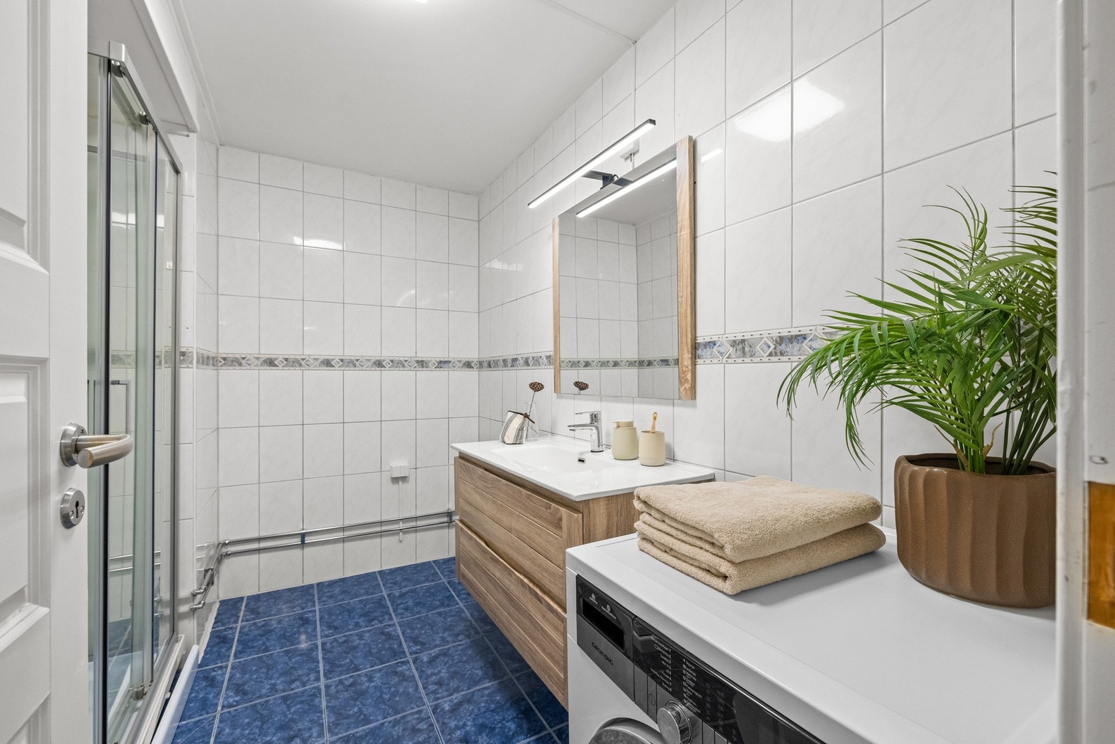 Her er det blant annet vegghengt servantinnredning og gulvvarme. Galleribilde