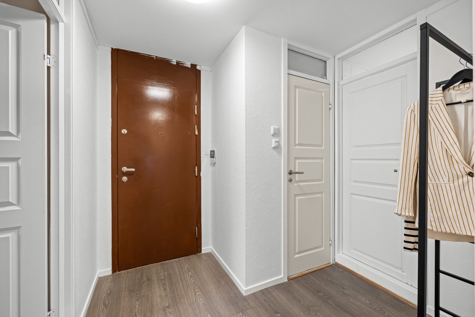 En ryddig og praktisk entré som gir en hyggelig velkomst til boligen. Galleribilde