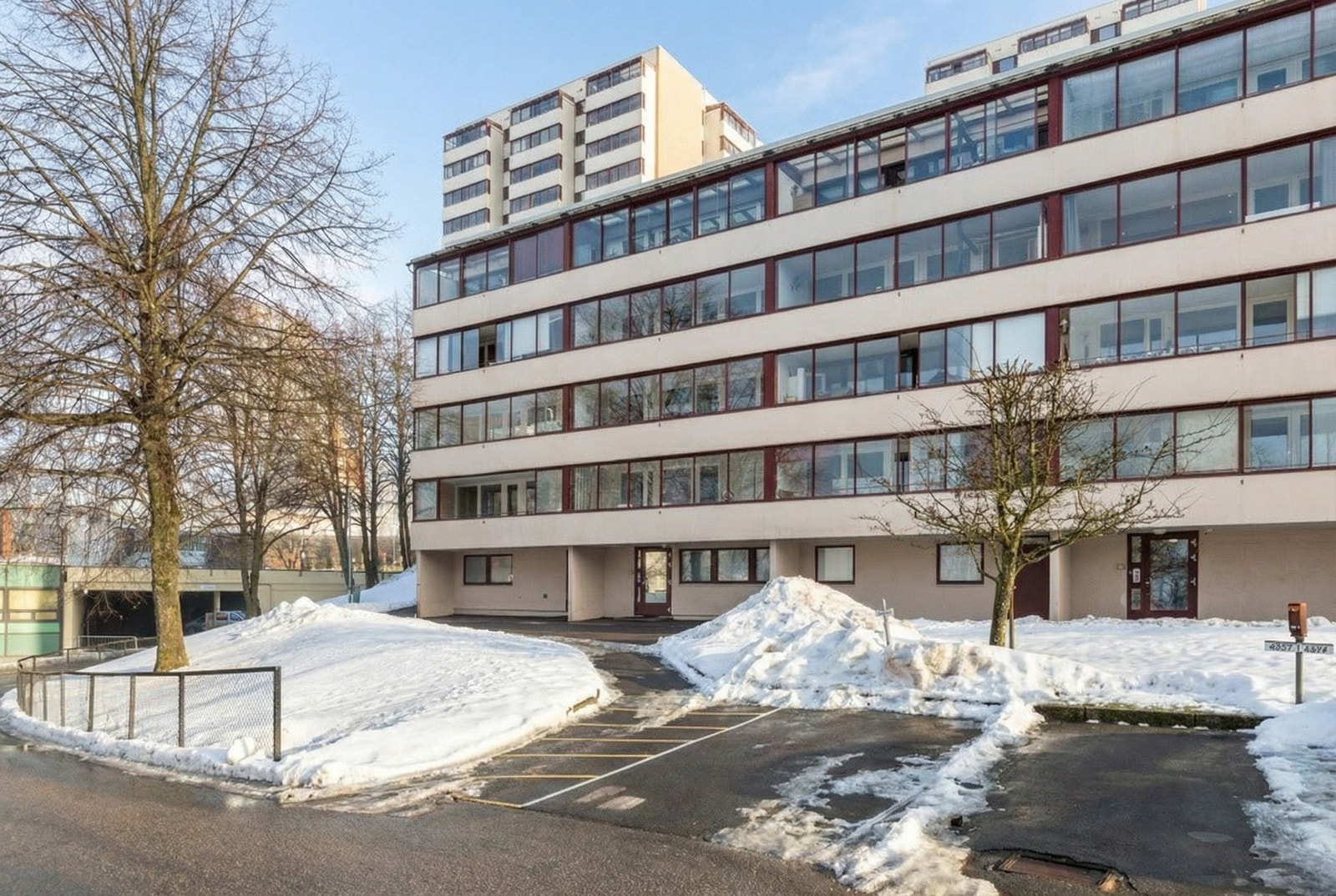 Boligbygget ligger i et etablert og rolig boligområde. Velkommen til en hyggelig visning! Galleribilde