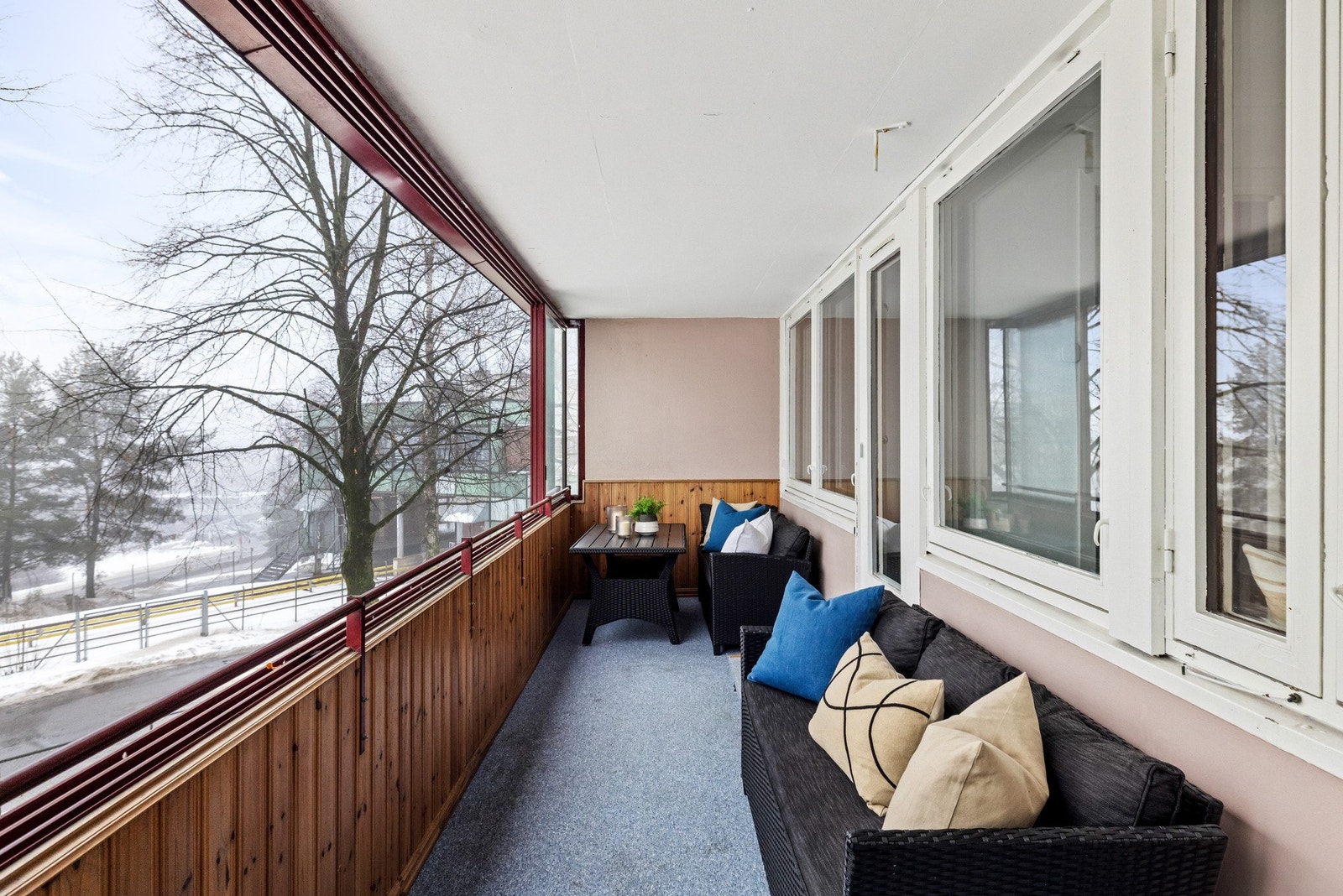 Balkongen fungerer som et ekstra oppholdsrom og gir gode bruksmuligheter store deler av året. Galleribilde