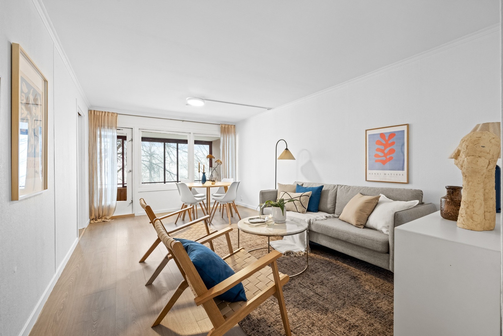 Lys og innbydende stue med god plass til både sofagruppe og spisebord. Galleribilde