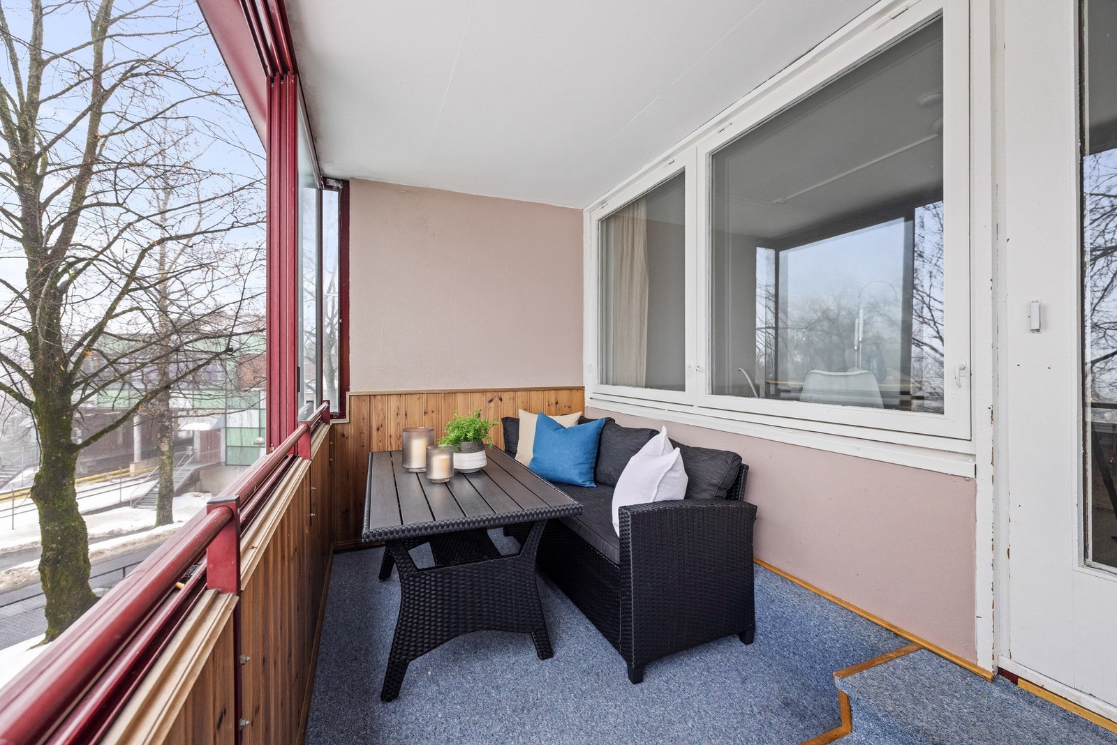 Innglasset balkong på 14 kvm med god plass til sittegruppe, perfekt for rolige morgenstunder eller hyggelige kvelder. Galleribilde