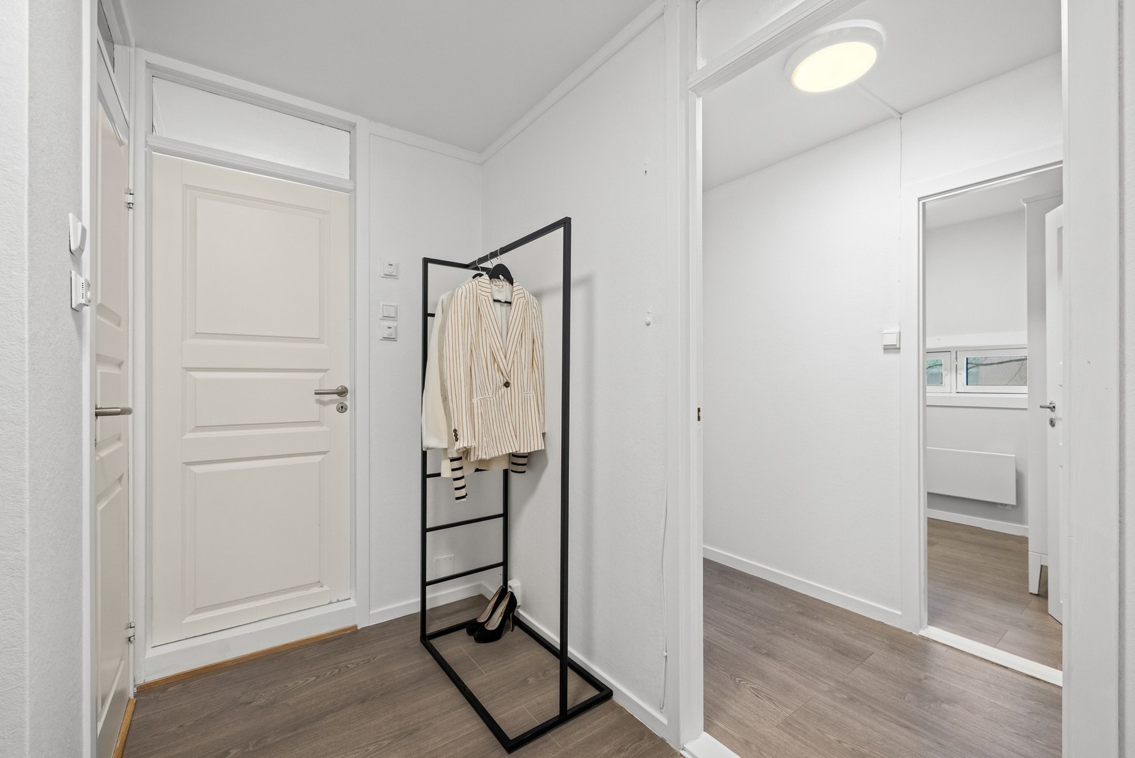 Entréen gir en ryddig og praktisk velkomst til boligen. Galleribilde