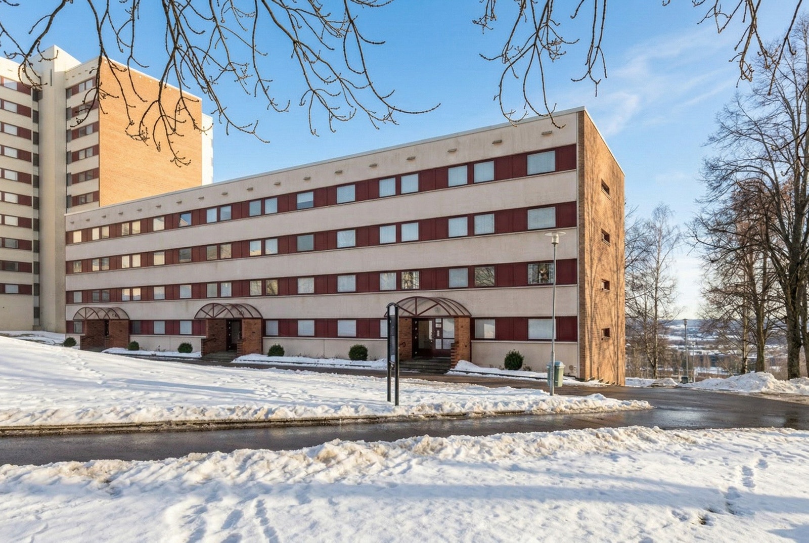 Leiligheten ligger i et etablert borettslag i rolige omgivelser på Trosterud, med grønne fellesområder og internstier rett utenfor døren. Galleribilde