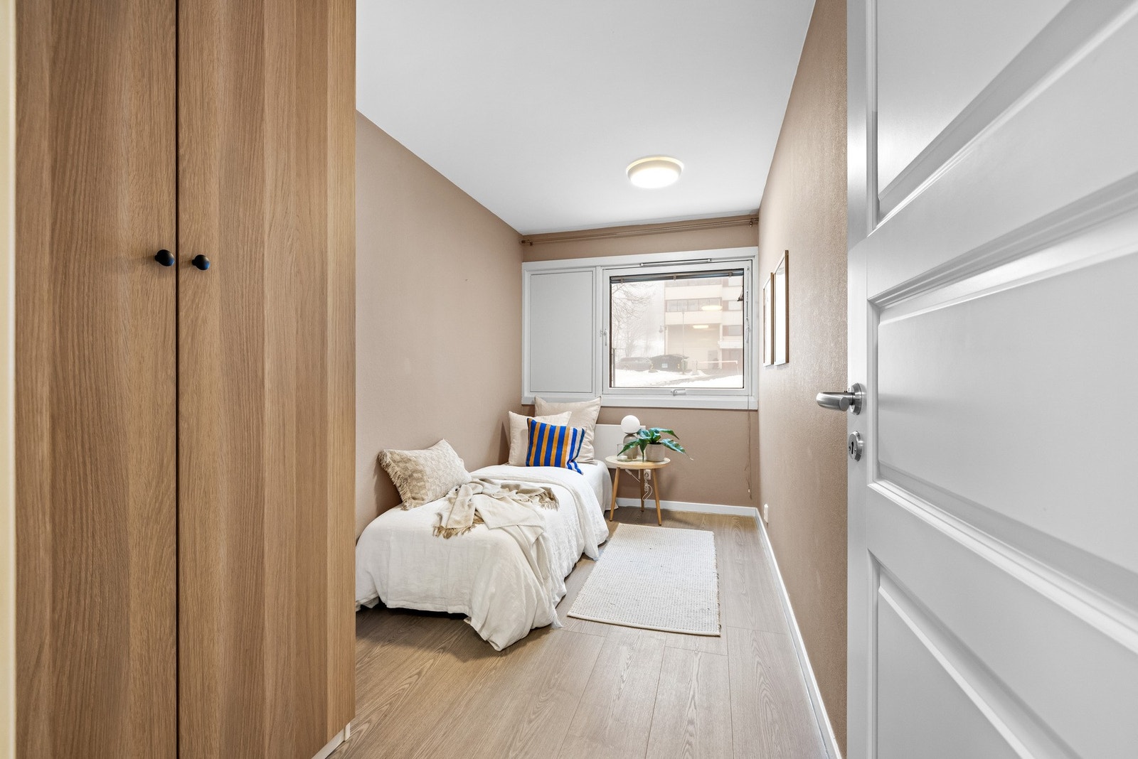 Soverom nr. 2 har god plass til både seng og garderobeløsning. Galleribilde