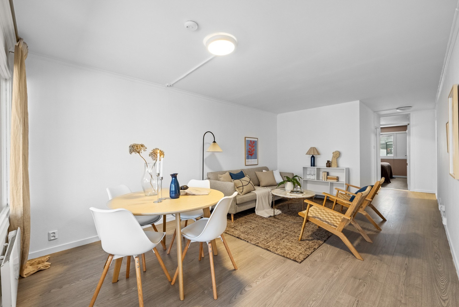 Et lyst og innbydende oppholdsrom med god plass til både hverdag og gjester. Galleribilde