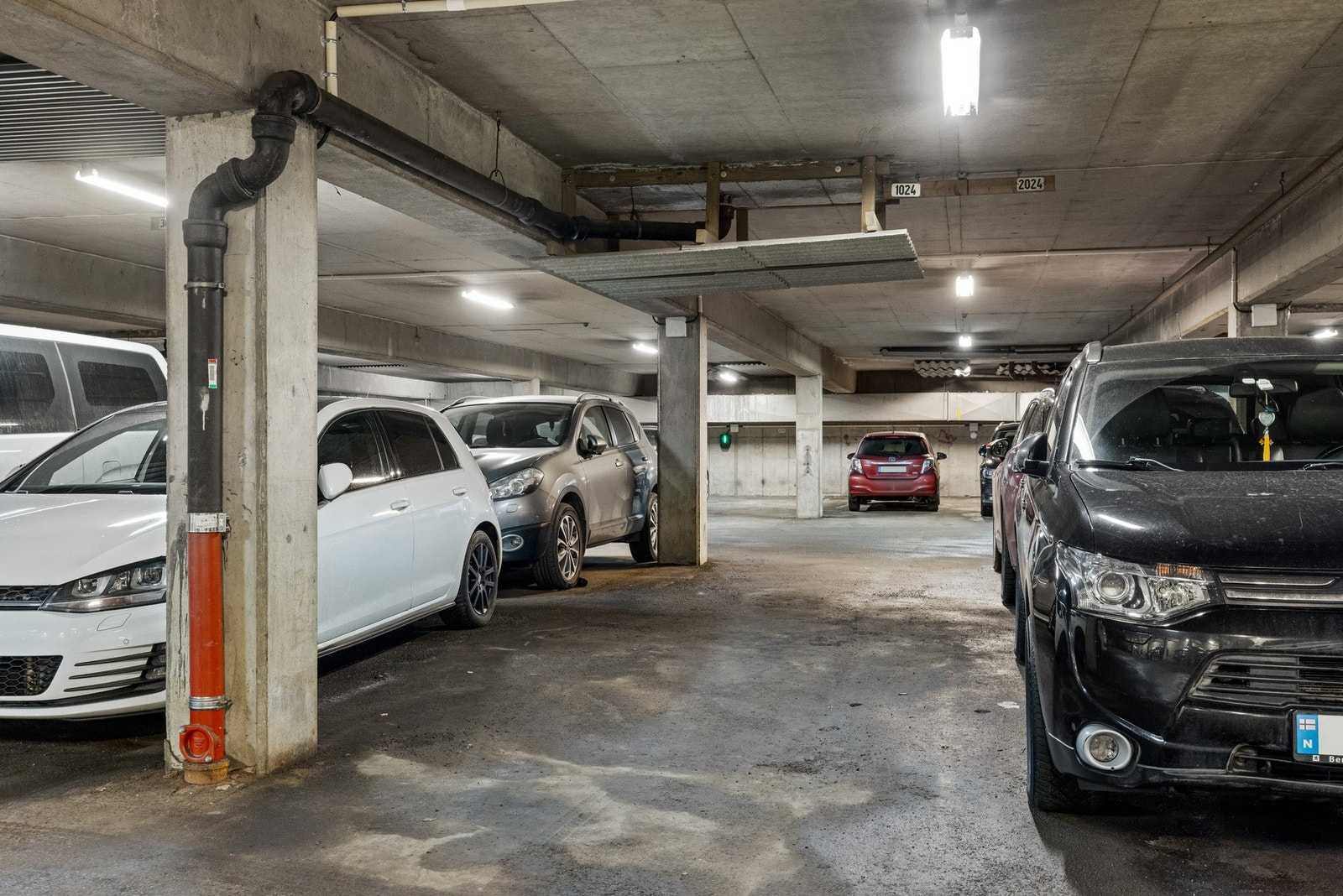 Leiligheten disponerer parkeringsplass i felles garasjeanlegg. Galleribilde