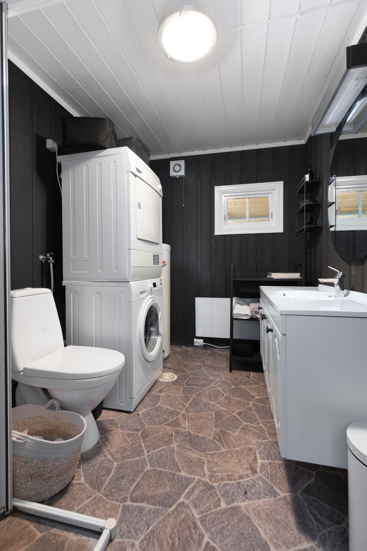 Hyttas bad har gulvbelegg med sokkeloppkant mot vegg, Galleribilde