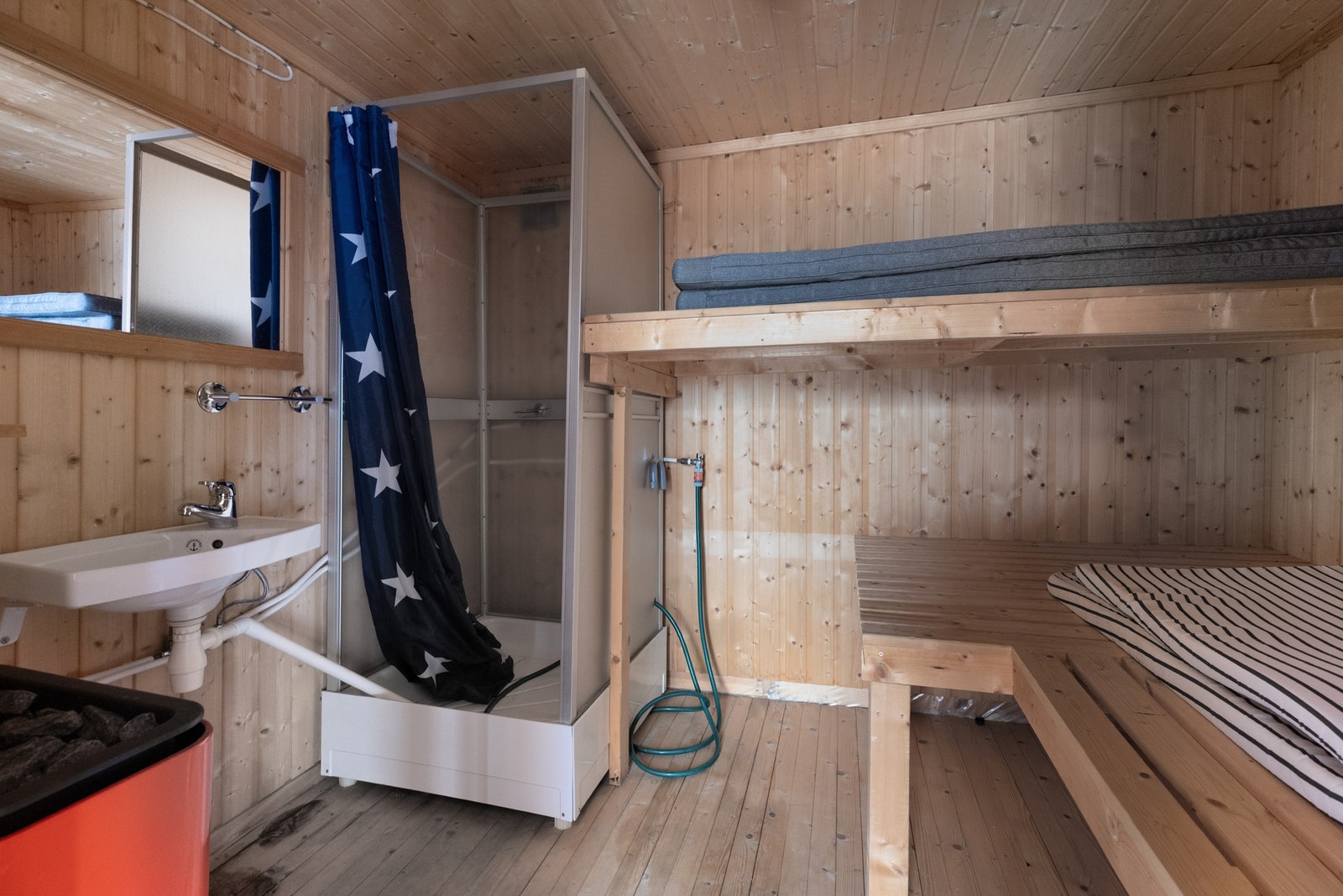 I tillegg har eiendommen et anneks. I anneksets badstue/vaskerom finner man badstueovn, benk samt servant med skap og dusjkabinett Galleribilde