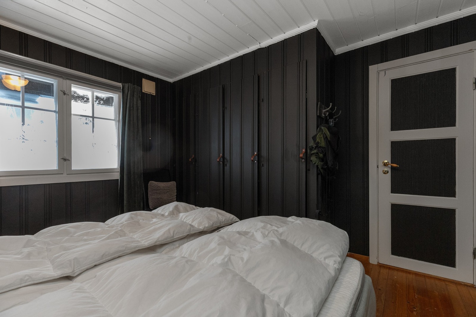 Hovedsoverommet er i dag møblert med dobbeltseng Galleribilde