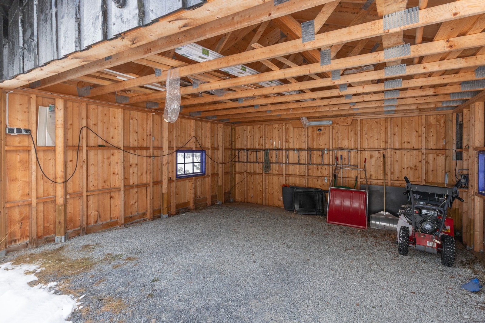 På eiendommen er det også en åpen garasje, praktisk for parkering av bil samt lagring av utstyr. Galleribilde