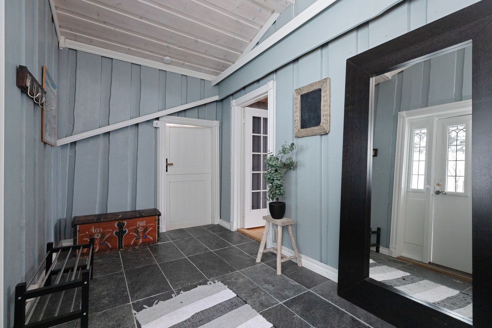 Rommet byr på god plass til f.eks. oppbevaringsmøbler Galleribilde