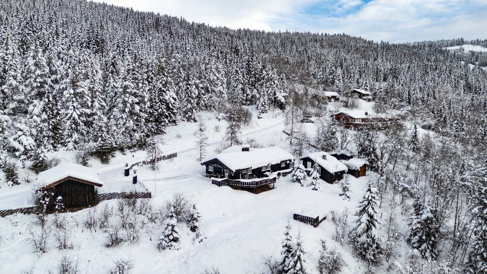 eliggenheten gjør at eiendommen har meget gode solforhold. Området rundt hytta er spredt bebygd, så her ligger det godt til rette for å kunne nyte hyttelivet i fred og ro. Galleribilde