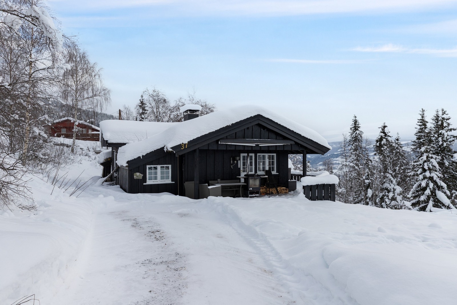 Plass til ytterligere parkering på gårdsplass. Galleribilde