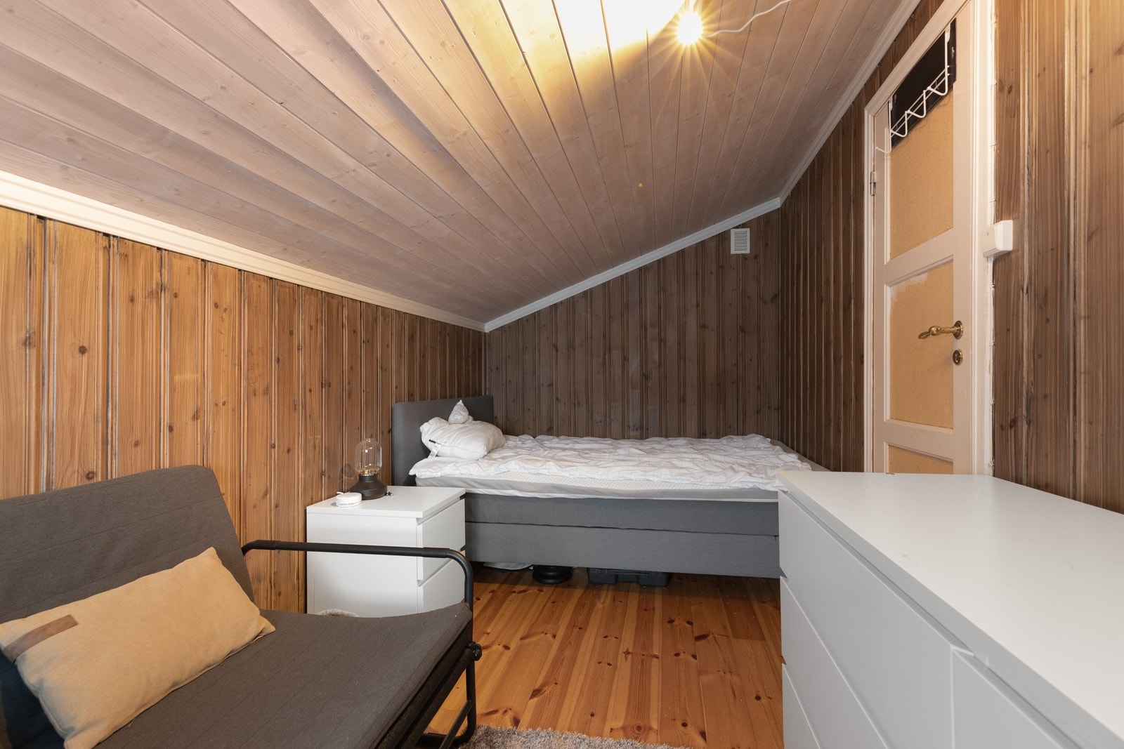 Hytta har to rom med utvendig adkomst som er opprinnelig byggemeldt som bod. Et av rommene er møblert med seng men det er ikke søkt om bruksendring til soverom Galleribilde