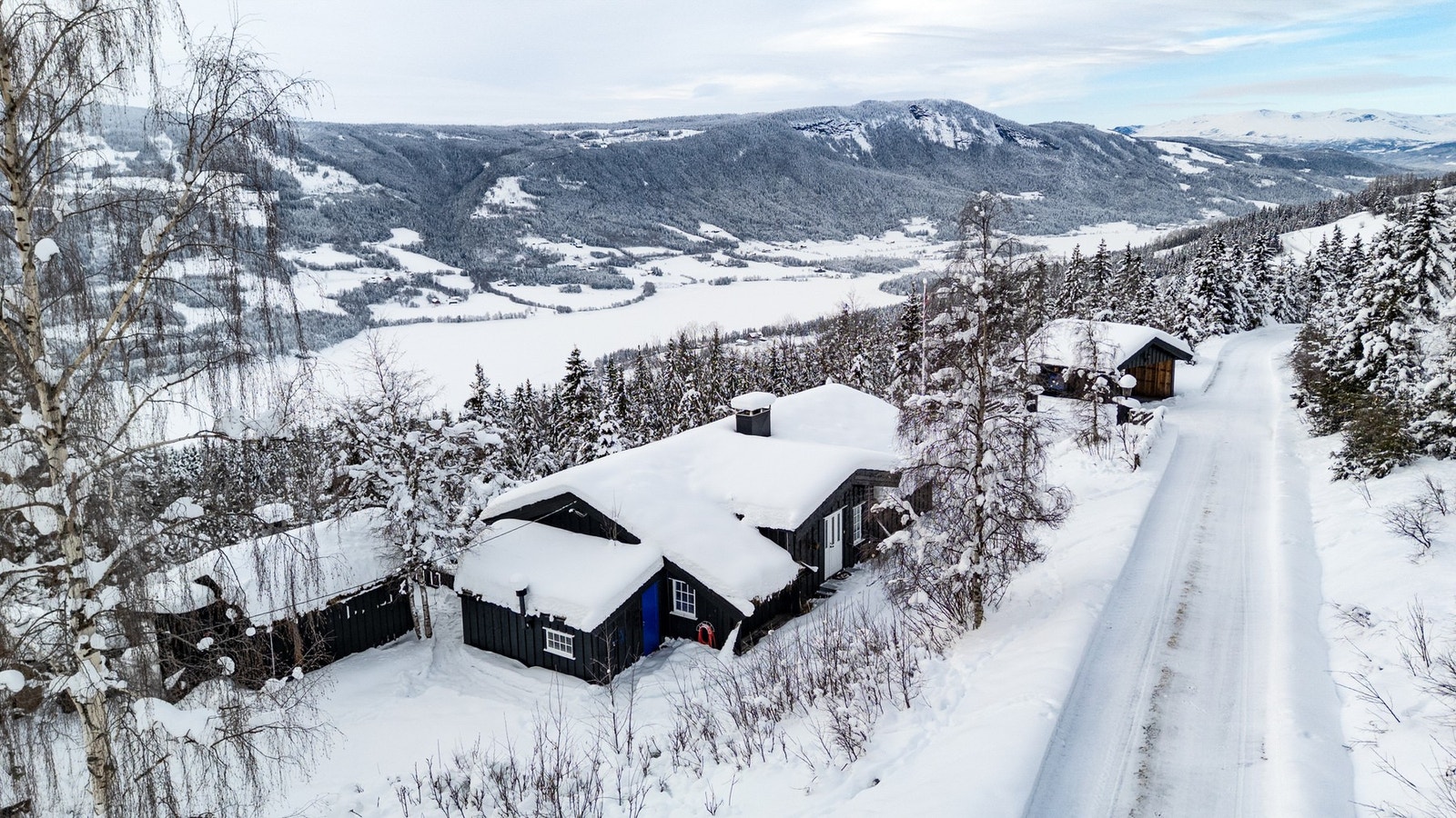 Eiendomsmegler Ida Follinglo presenterer denne fritidseiendommen i Vestre Slidre. Foto: Christine Stokkebryn Galleribilde