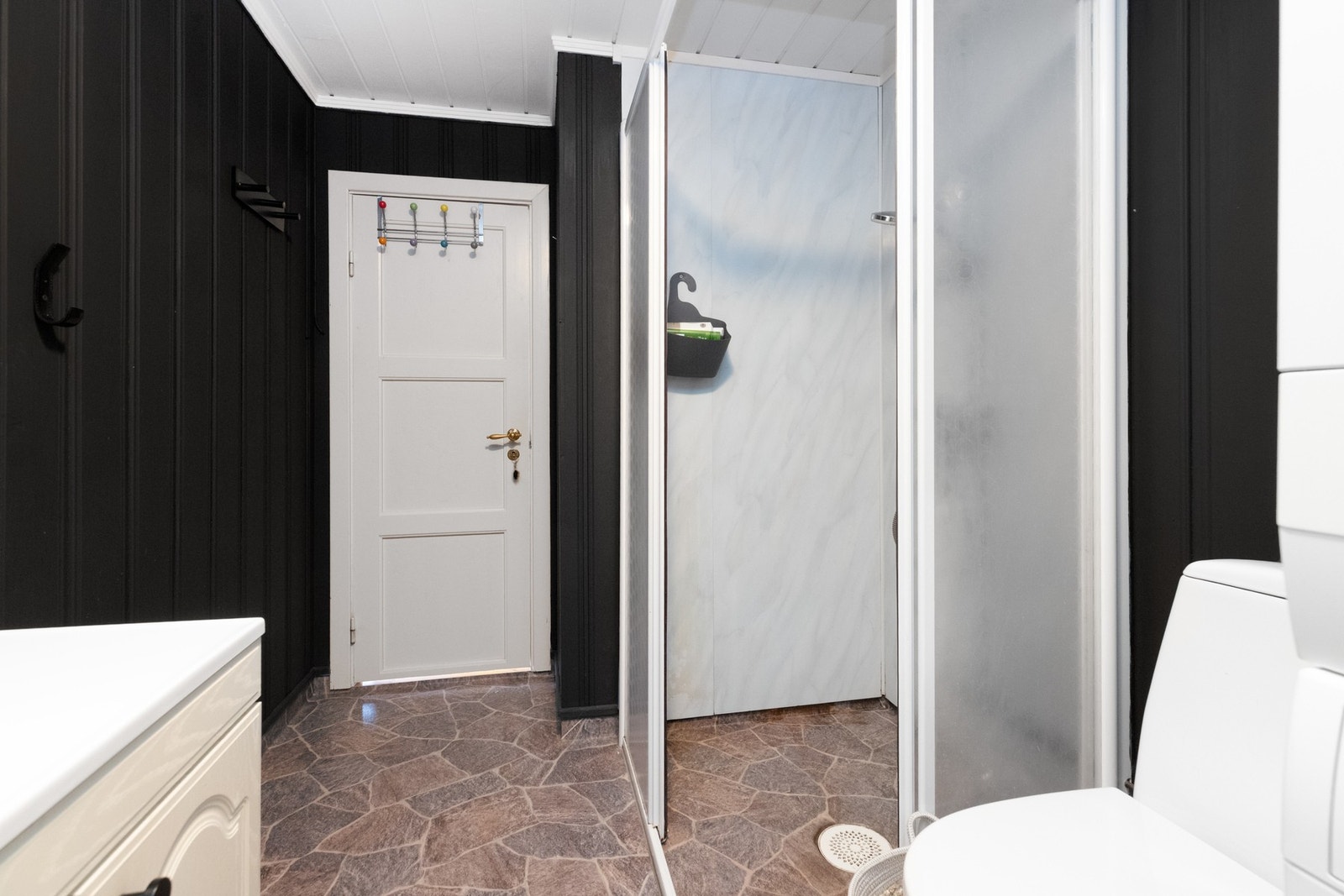 Plater i dusjnisjen som overlapper gulvbelegget. Det bør beregnes nye plater i dusjnisje, se tilstandsrapport for ytterligere informasjon Galleribilde