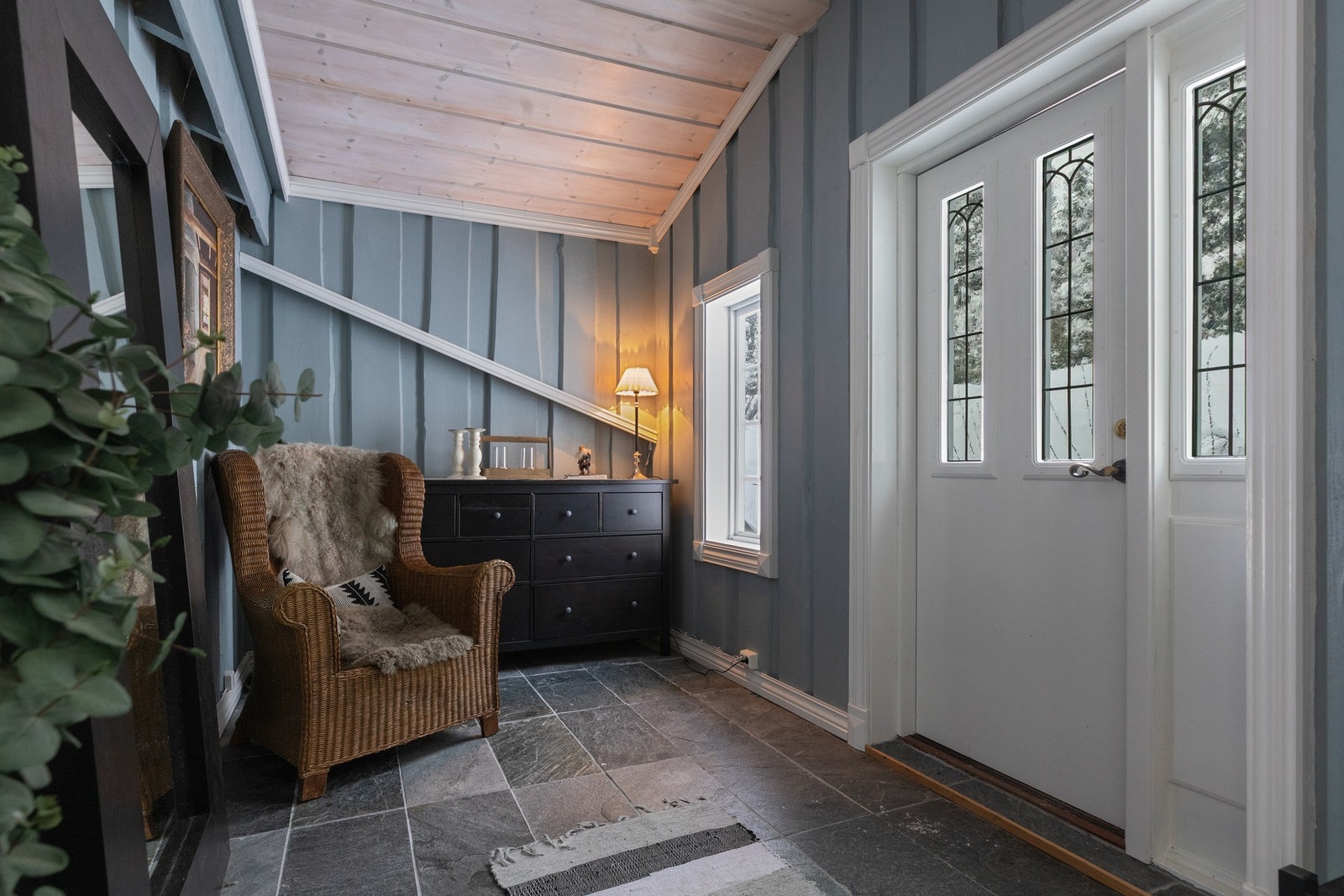 Hyttas entré ble pusset opp i 2017, og her blir man møtt av skiferfliser på gulv med varmekabler som sørger for en lun velkomst Galleribilde