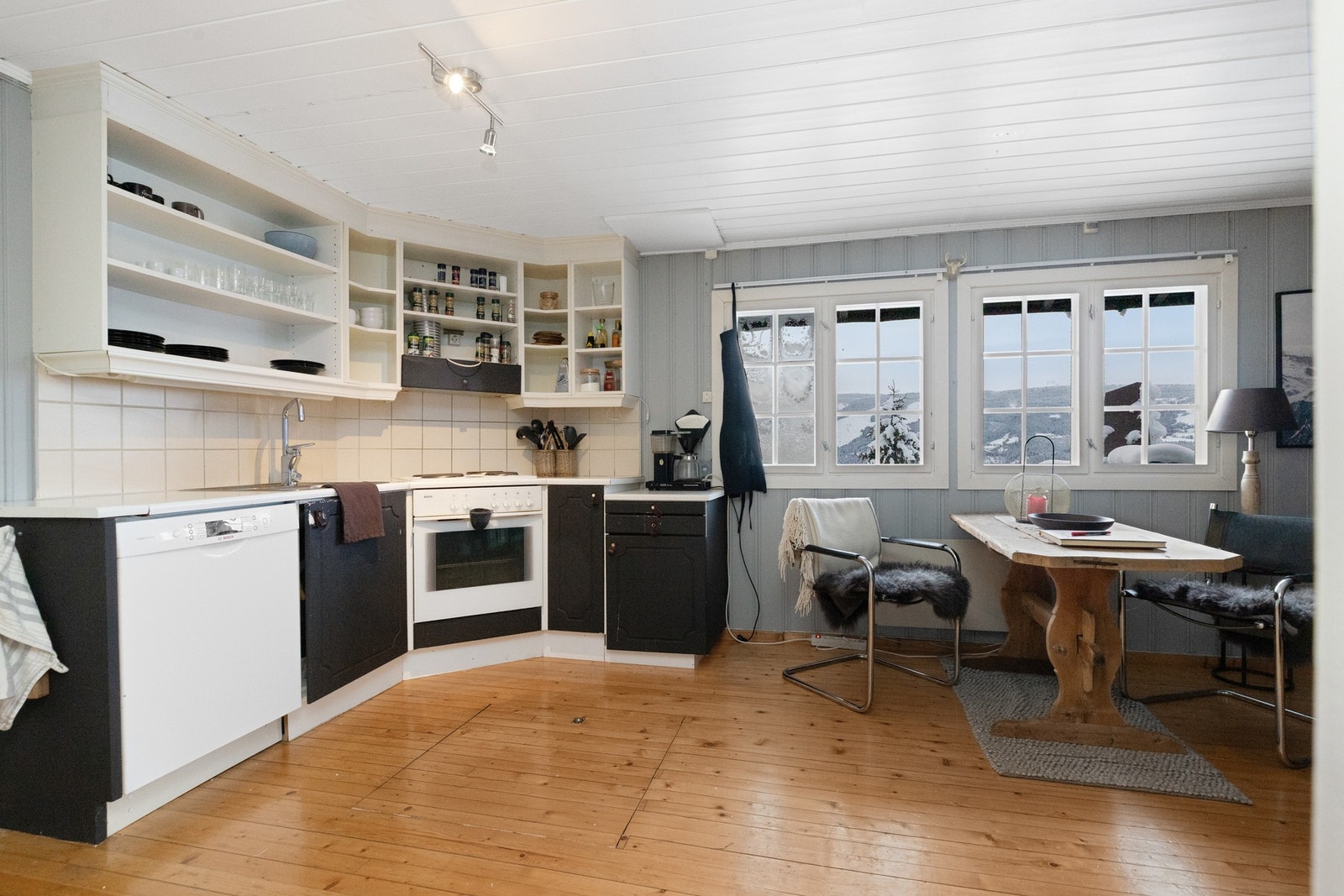 Innbygningsovn samt koketopp er nedfelt i benkeplaten. På kjøkkenet er det også kjøleskap og oppvaskmaskin som medfølger salget. Galleribilde
