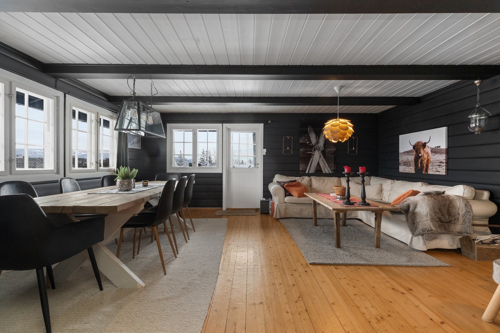 Stuen er romslig og har flere soner for møblering Galleribilde