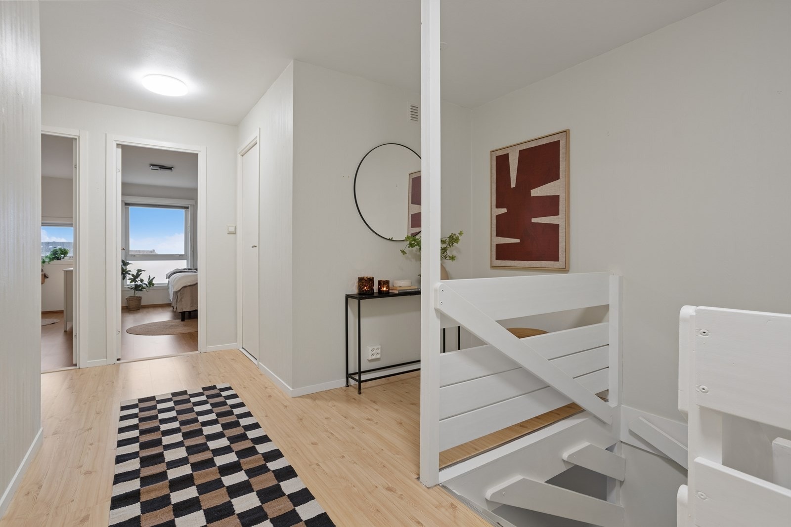 Velkommen inn! 4.etasje inneholder: entré, trapperom, vaskerom, bad, toalettrom, 2 soverom og bod. Galleribilde