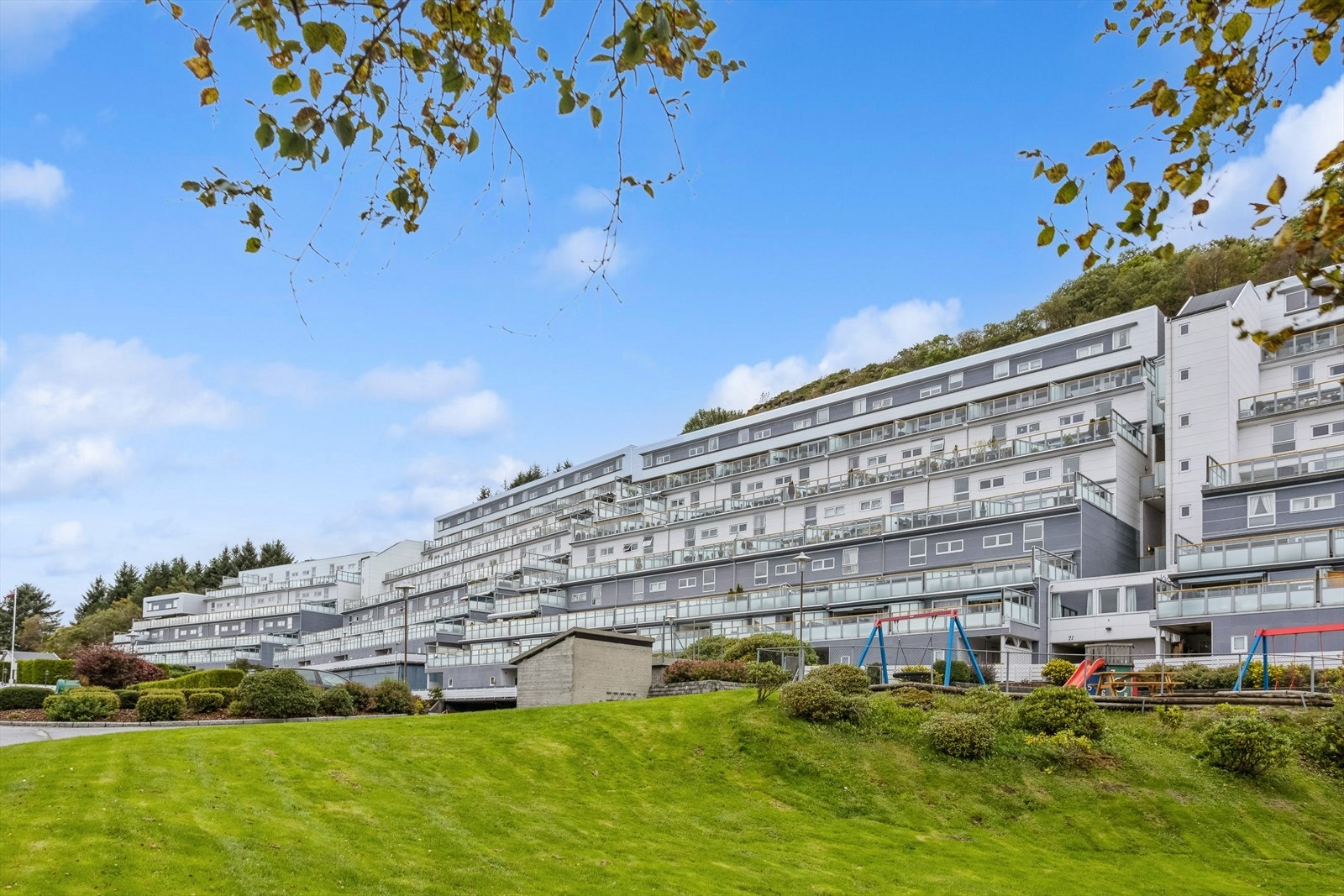 Borettslaget er veldrevet og har store fellesarealer med blant annet lekeplass, grøntarealer og samlingspunkt. Her har man trappefri adkomst med heis i bygget! Galleribilde