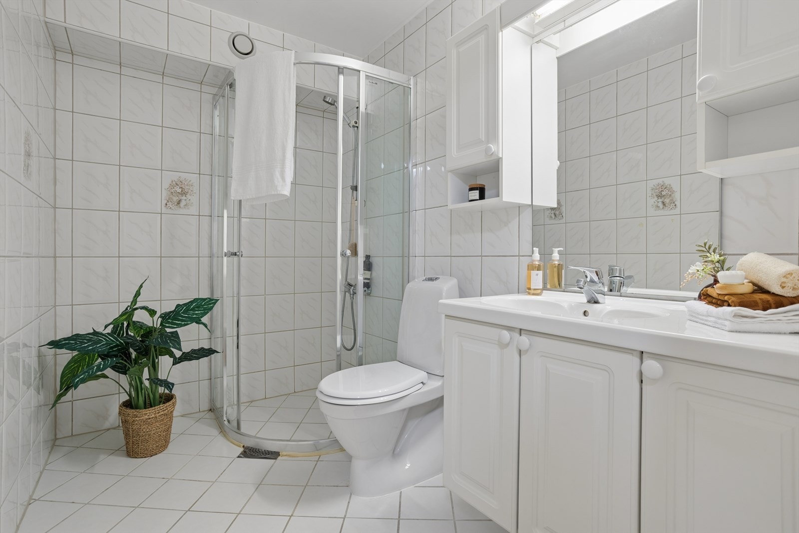 Det er opplyst av styreleder at borettslaget skal rehabilitere vannrør noe som vil medføre renovering av bad og delvis vaskerom. Tilvalg vil måtte være formidlet til UNIK VVS 6 uker før produksjonsdato. Galleribilde