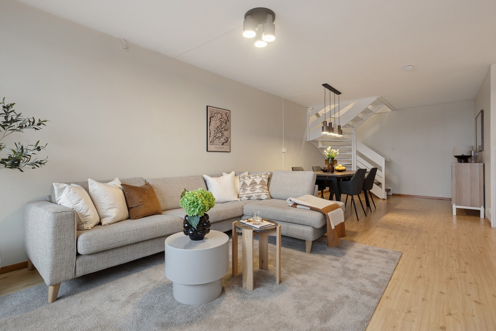 Boligen har en lys og åpen stue med god plass til sofakrok og spisebord. Galleribilde