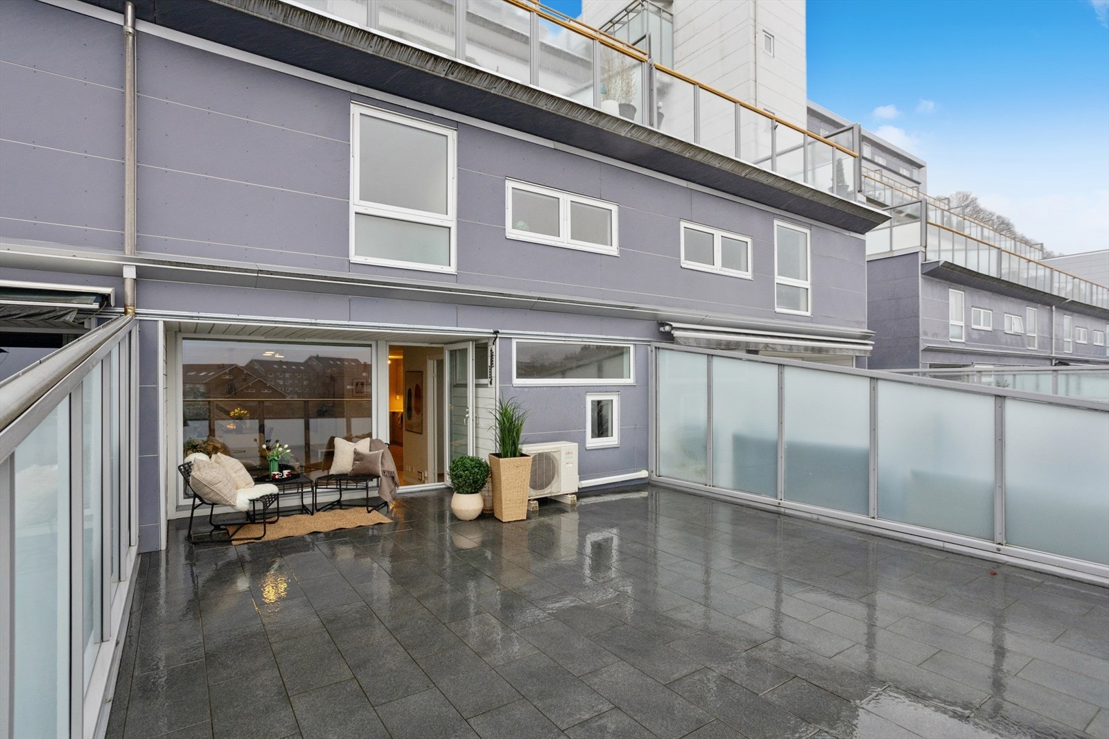 Selger opplyser om sol fra ca. midt på dagen til solnedgang midtsommers. Galleribilde