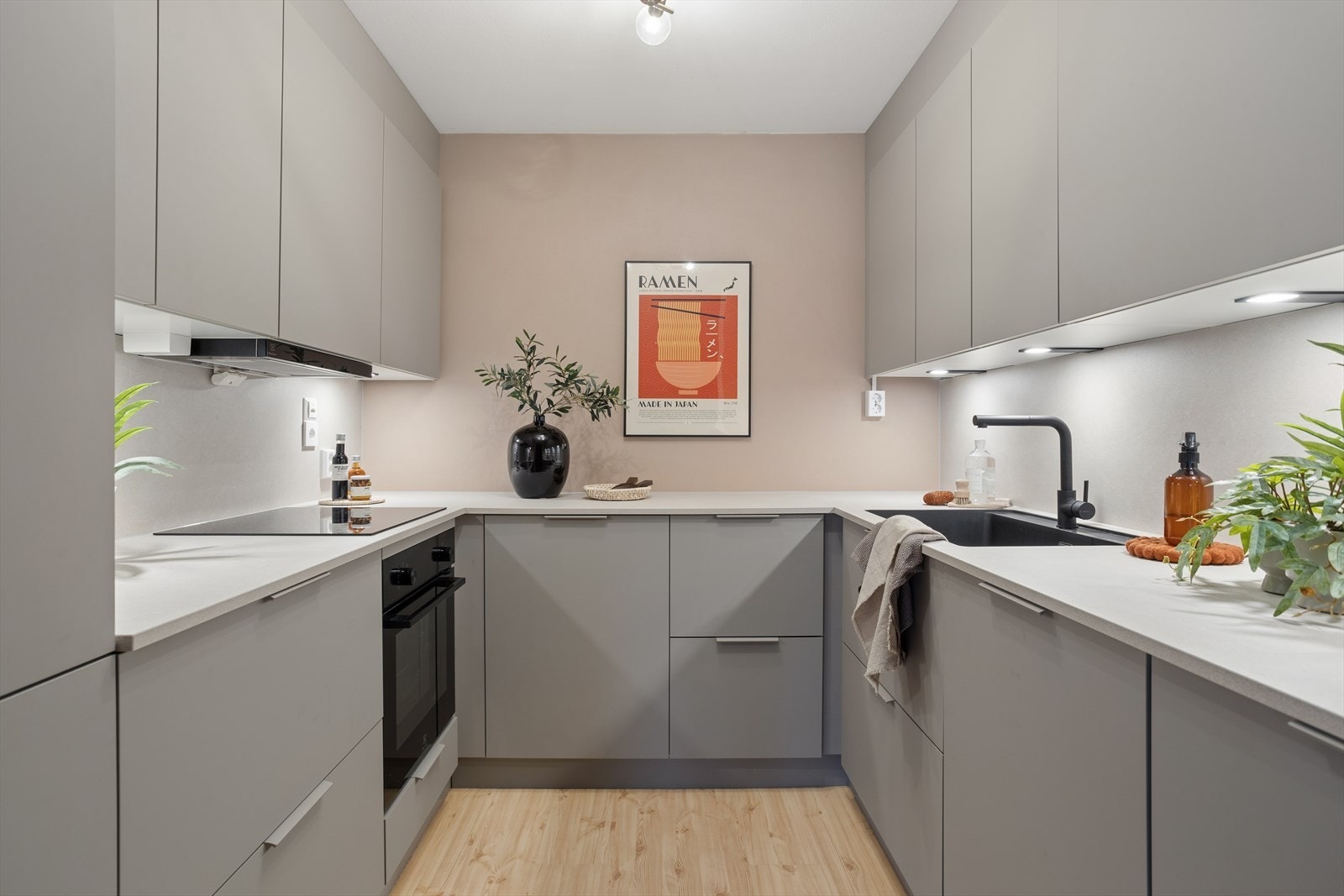 Nytt kjøkken fra Kvik i 2025 med glatte fronter og laminat benkeplate med kjøkkenvask i kompositt. Galleribilde