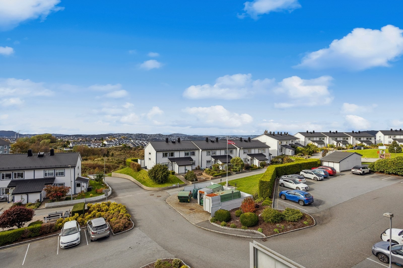 Parkering på fellesområde. Etter samtale med styreleder kan det søkes om ladeplass ute på parkeringsplassen. Galleribilde