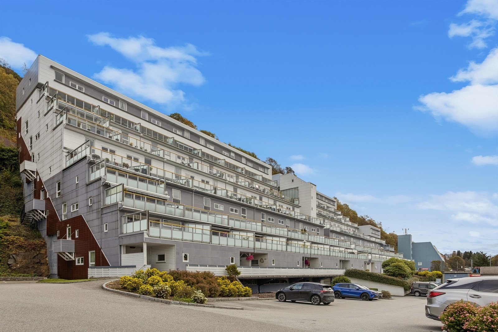 Nærmeste dagligvarebutikk er Extra Olsvik og Kiwi Olsvik - begge innen ca. 5 minutters gangavstand. Det er svært gode bussforbindelser med busstopp kun 1 minutts gange fra boligen. Galleribilde