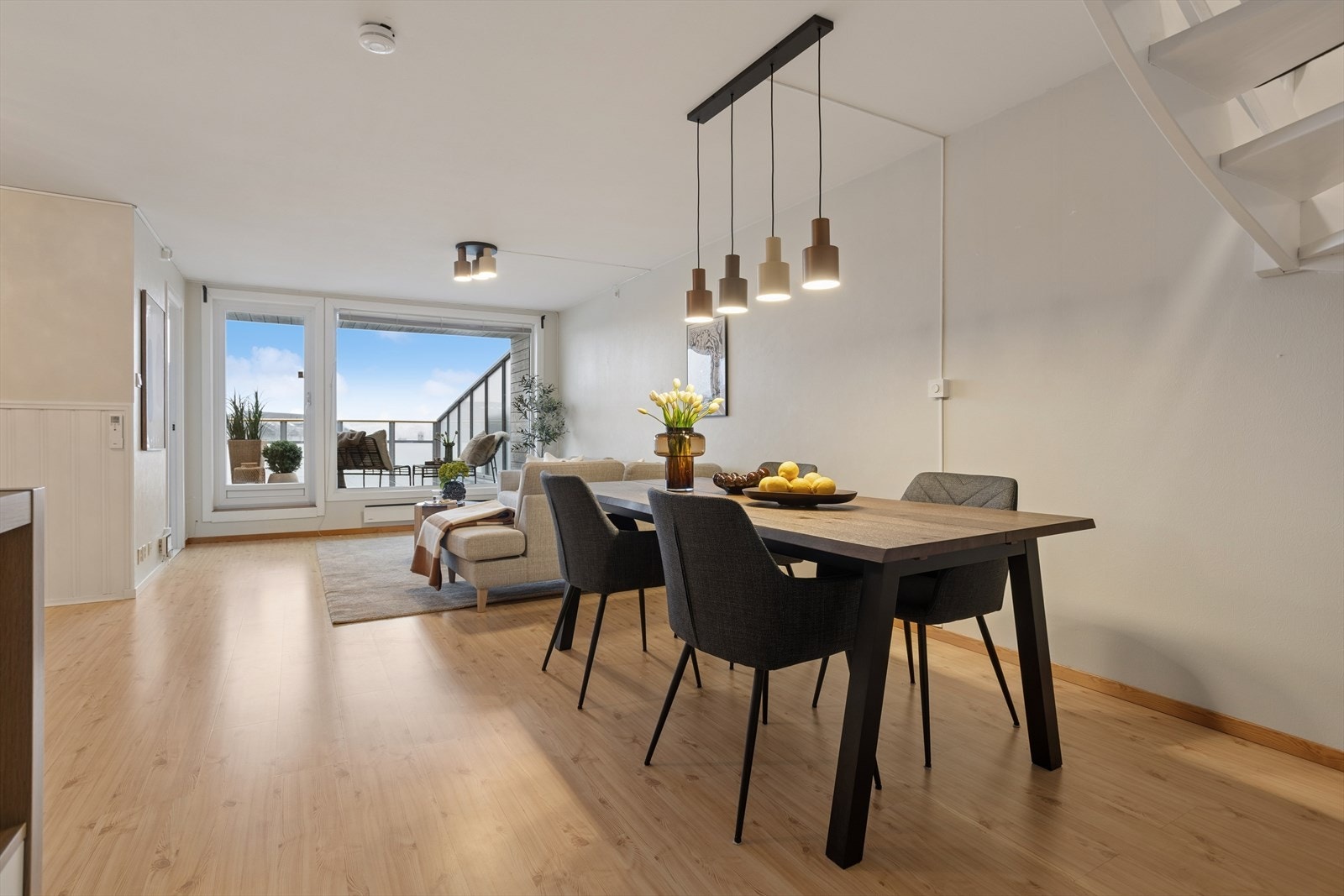 Stue/kjøkken måler hele 40 kvm. Galleribilde