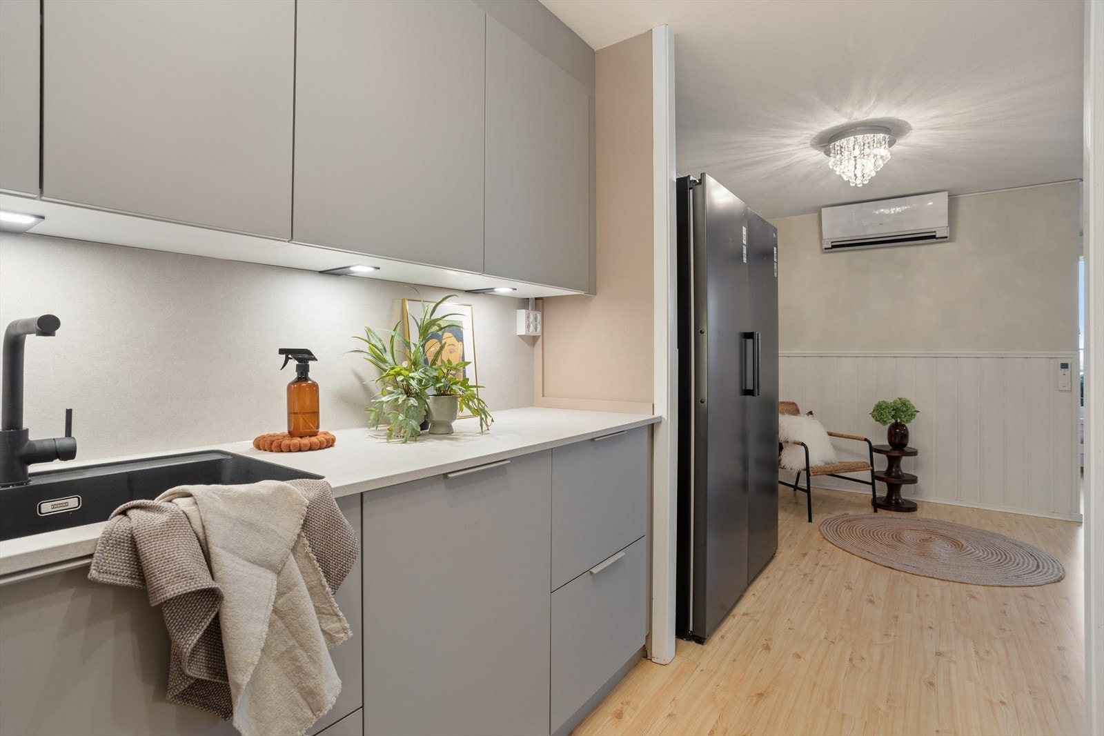 Kjøkkenet inneholder: oppvaskmaskin, induksjonstopp og stekeovn. Galleribilde