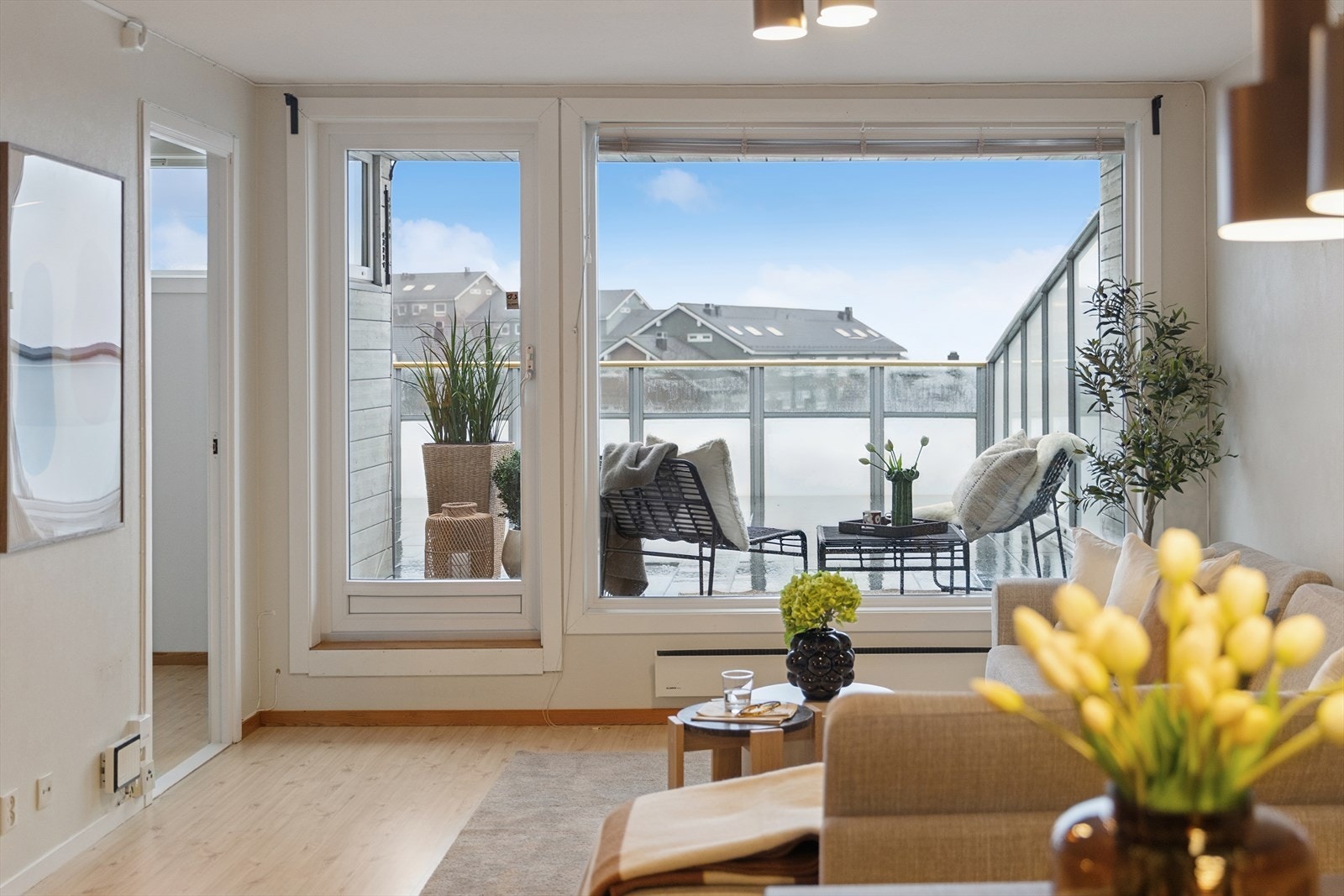 Fra stuen har man direkte adkomst til herlig terrasse på 39 kvm med vestvendt beliggenhet. Galleribilde