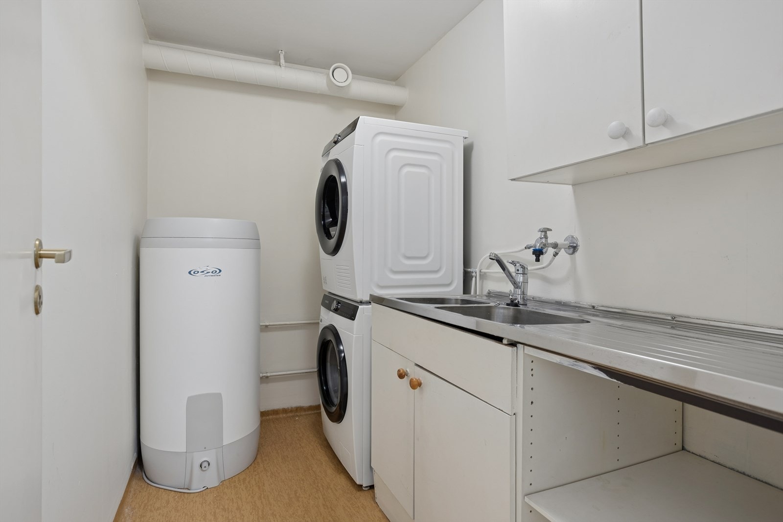 Praktisk vaskerom med opplegg for vaskemaskin og tørketrommel. Galleribilde