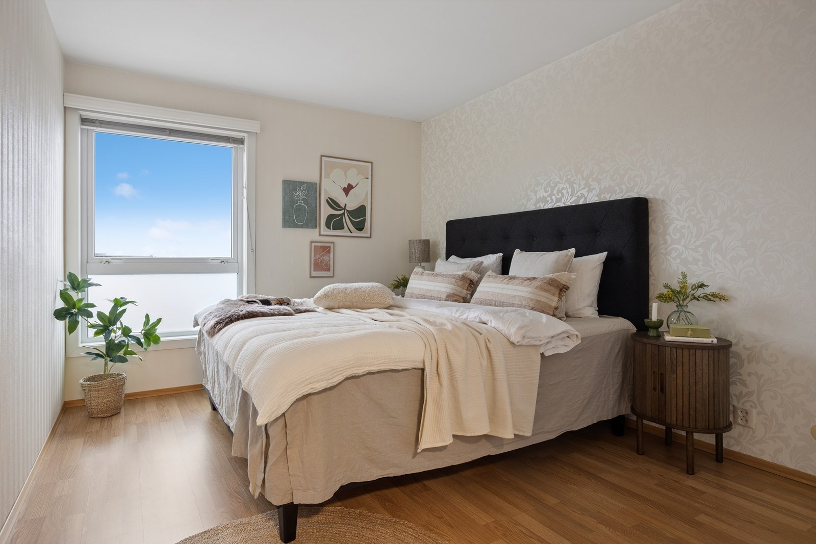 Hovedsoverommet er av god størrelse med god plass til dobbeltseng og nattbord på begge sider. Galleribilde